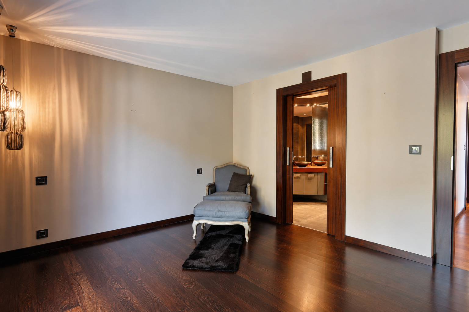 Elegantes Schlafzimmer mit angrenzendem Bad