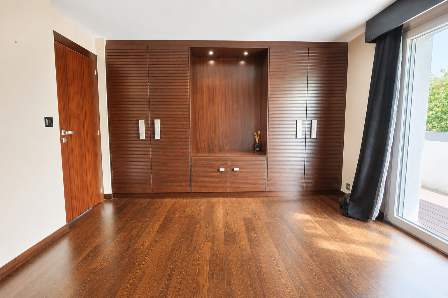 Helles Schlafzimmer mit großer Holzschrankwand