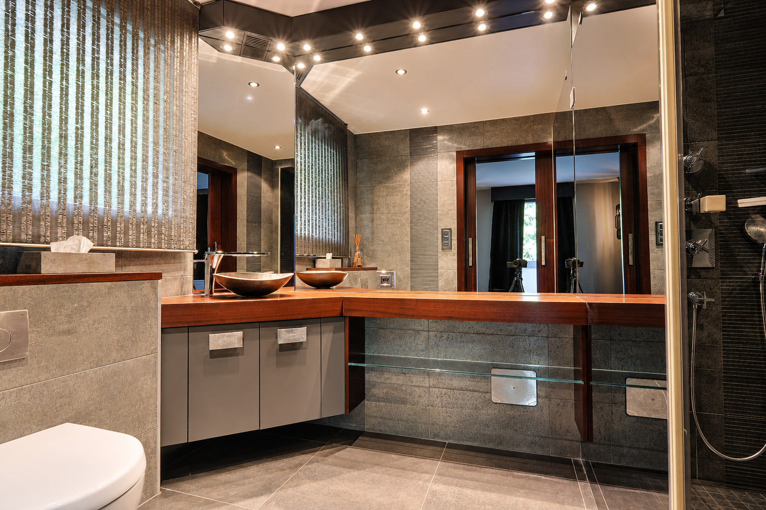 Modernes Badezimmer mit Doppelwaschtisch und Glasdusche
