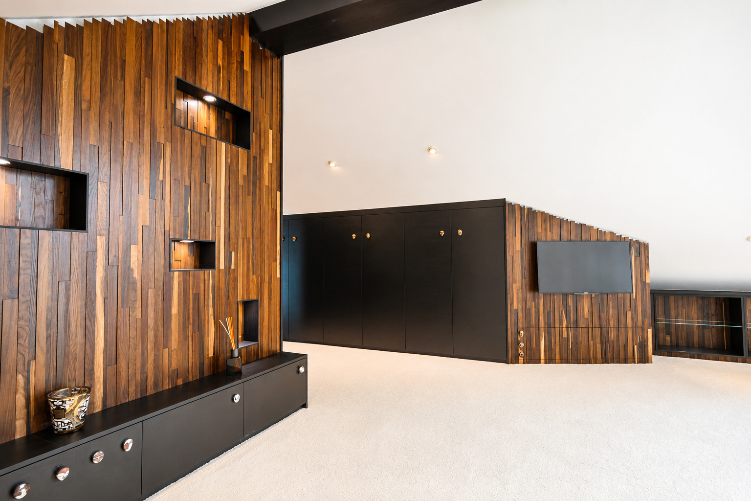 Modernes Loft mit Holzverkleidung und schwarzen Einbauten