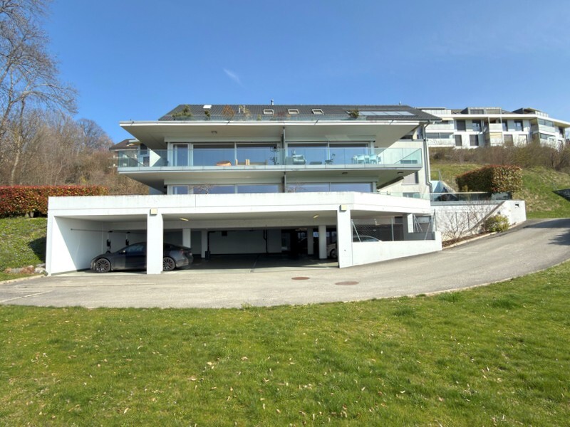 Moderne Villa mit Garagenebene und Glasbalkonen