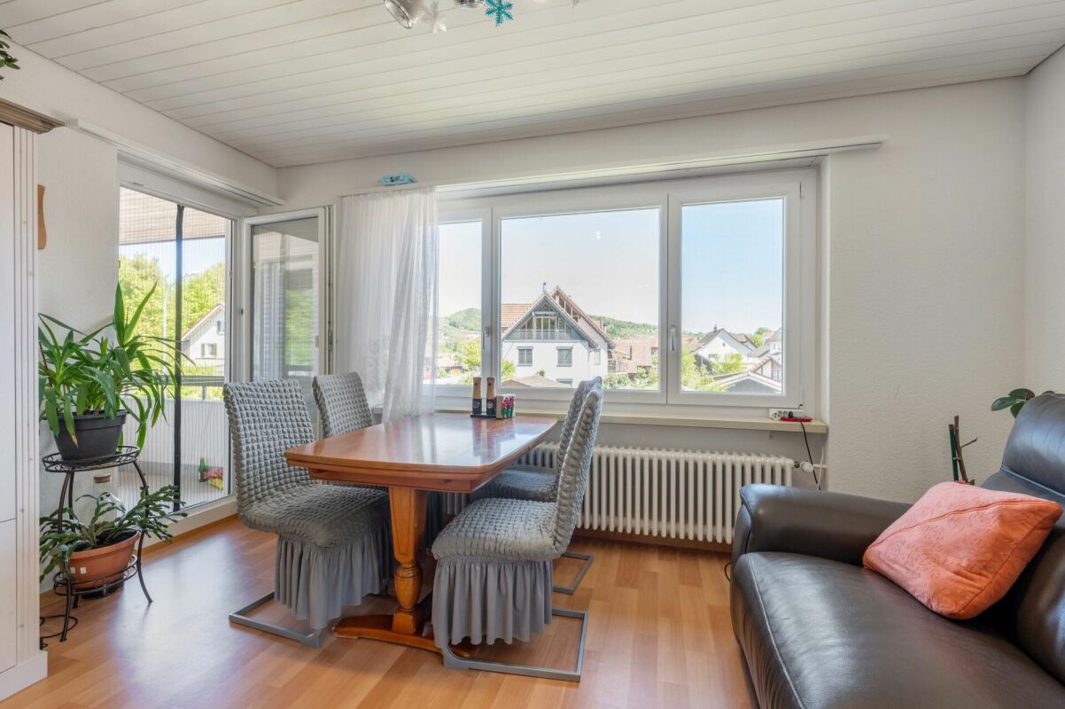 Wohn- und Essbereich mit Balkonblick