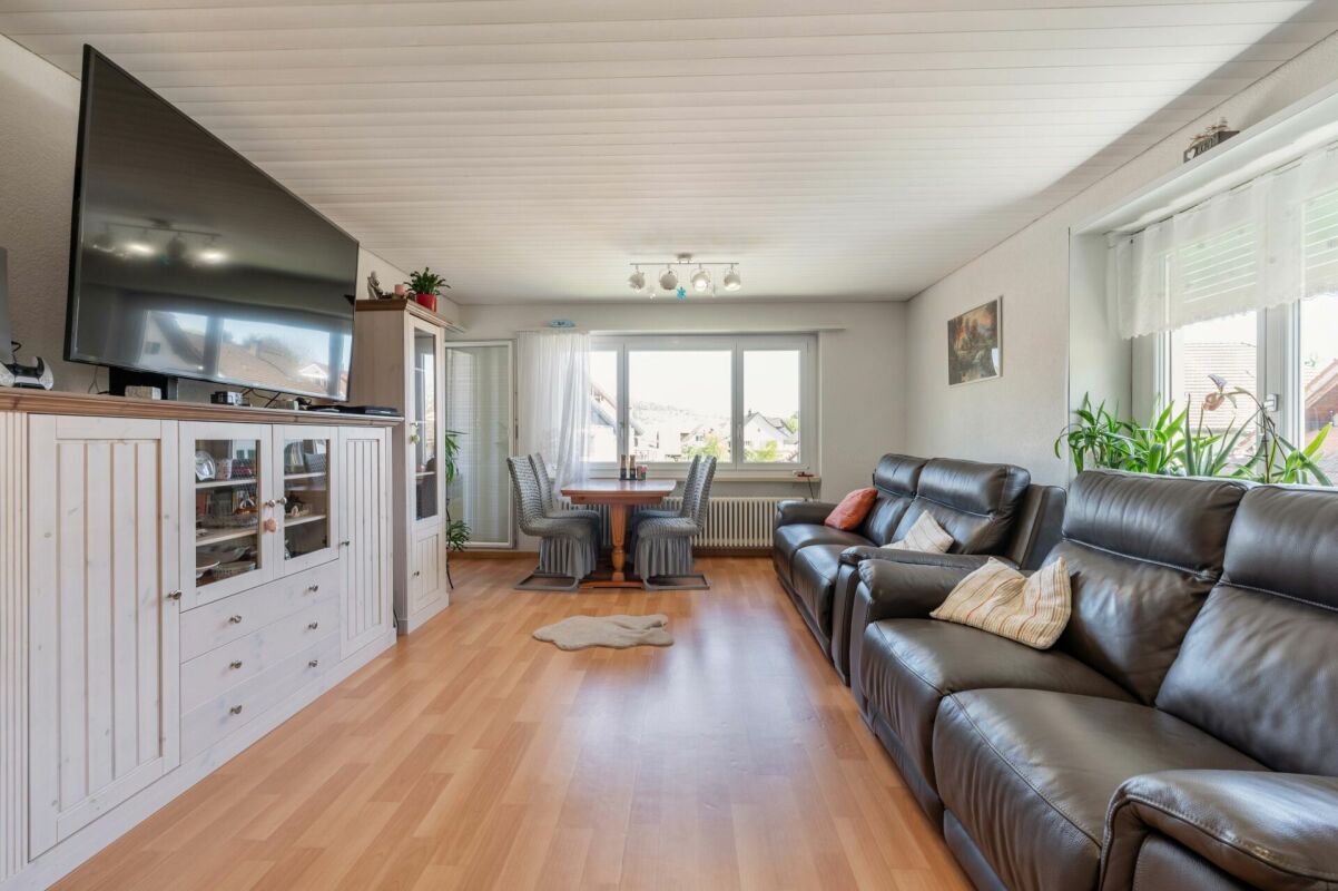 Helles Wohnzimmer mit Essbereich