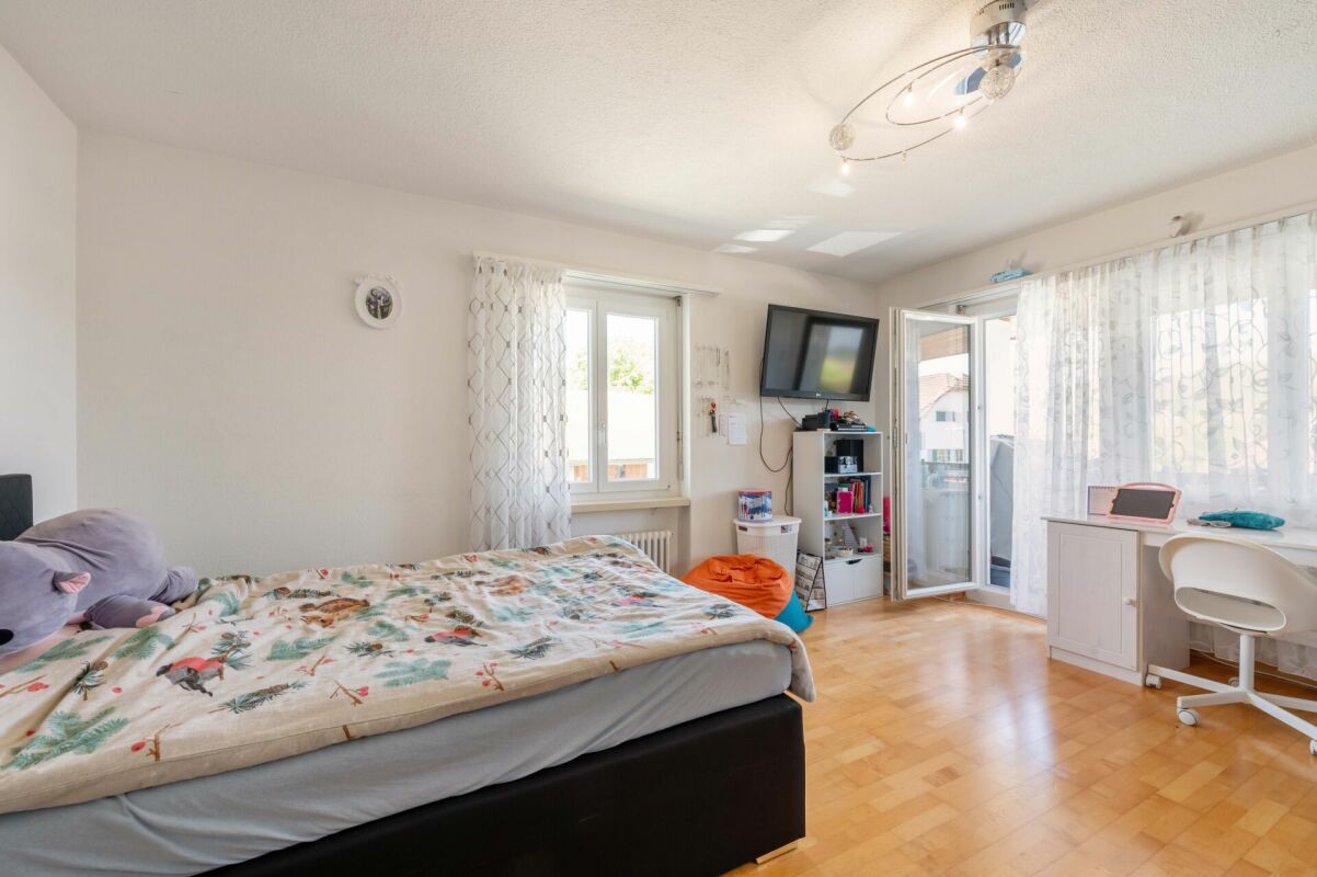 Helles Schlafzimmer mit Balkonzugang