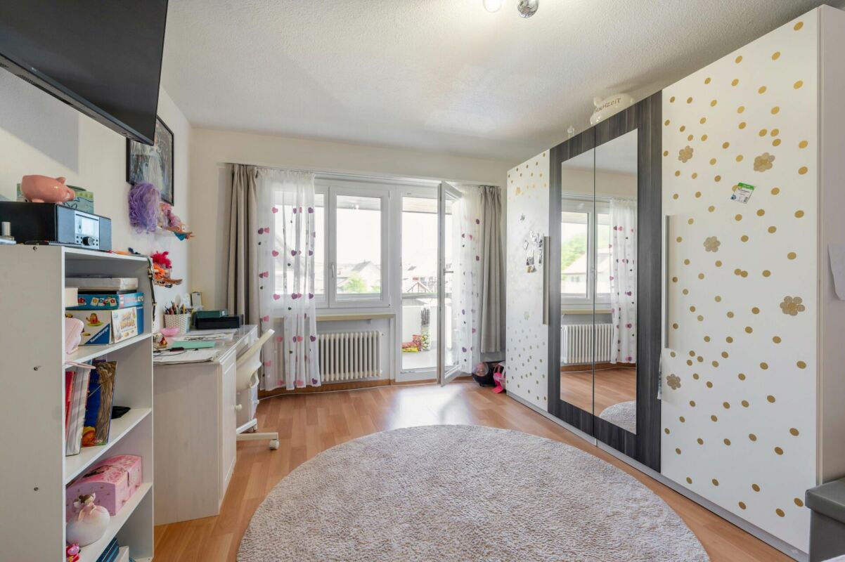 Kinderzimmer mit Balkonzugang