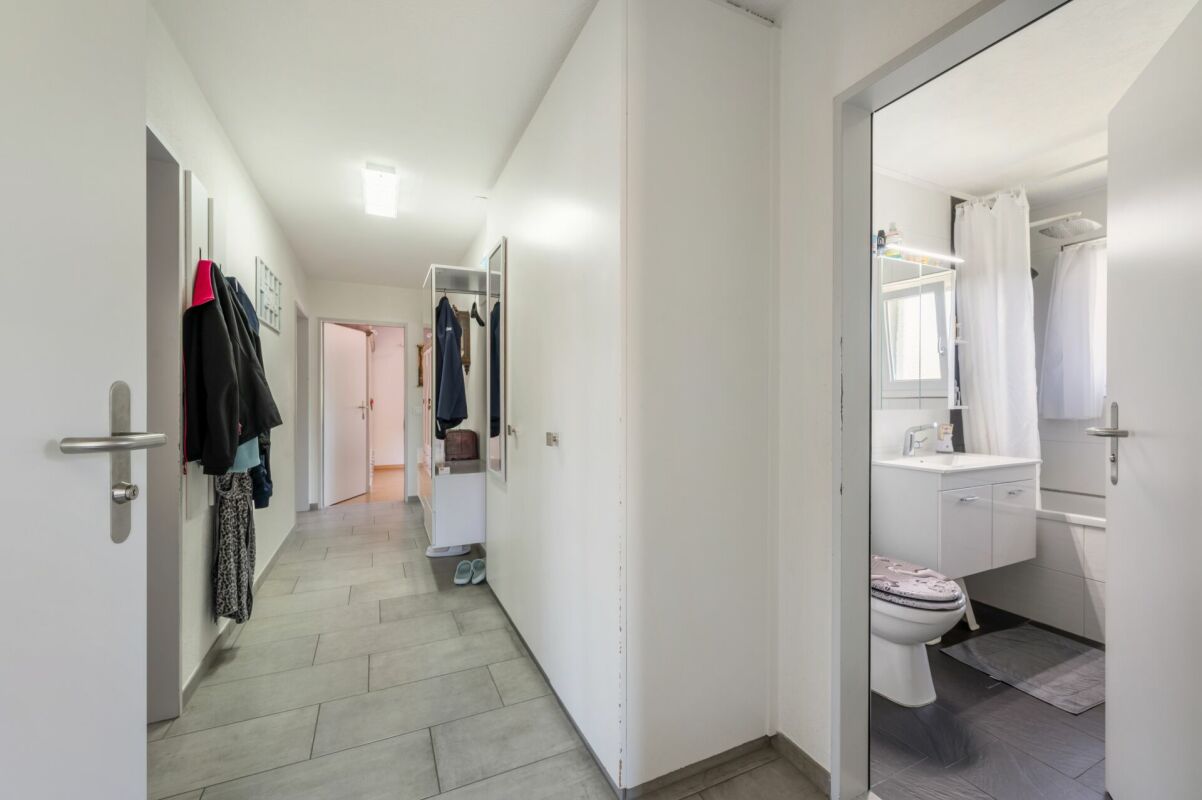 Flur mit Blick ins Badezimmer