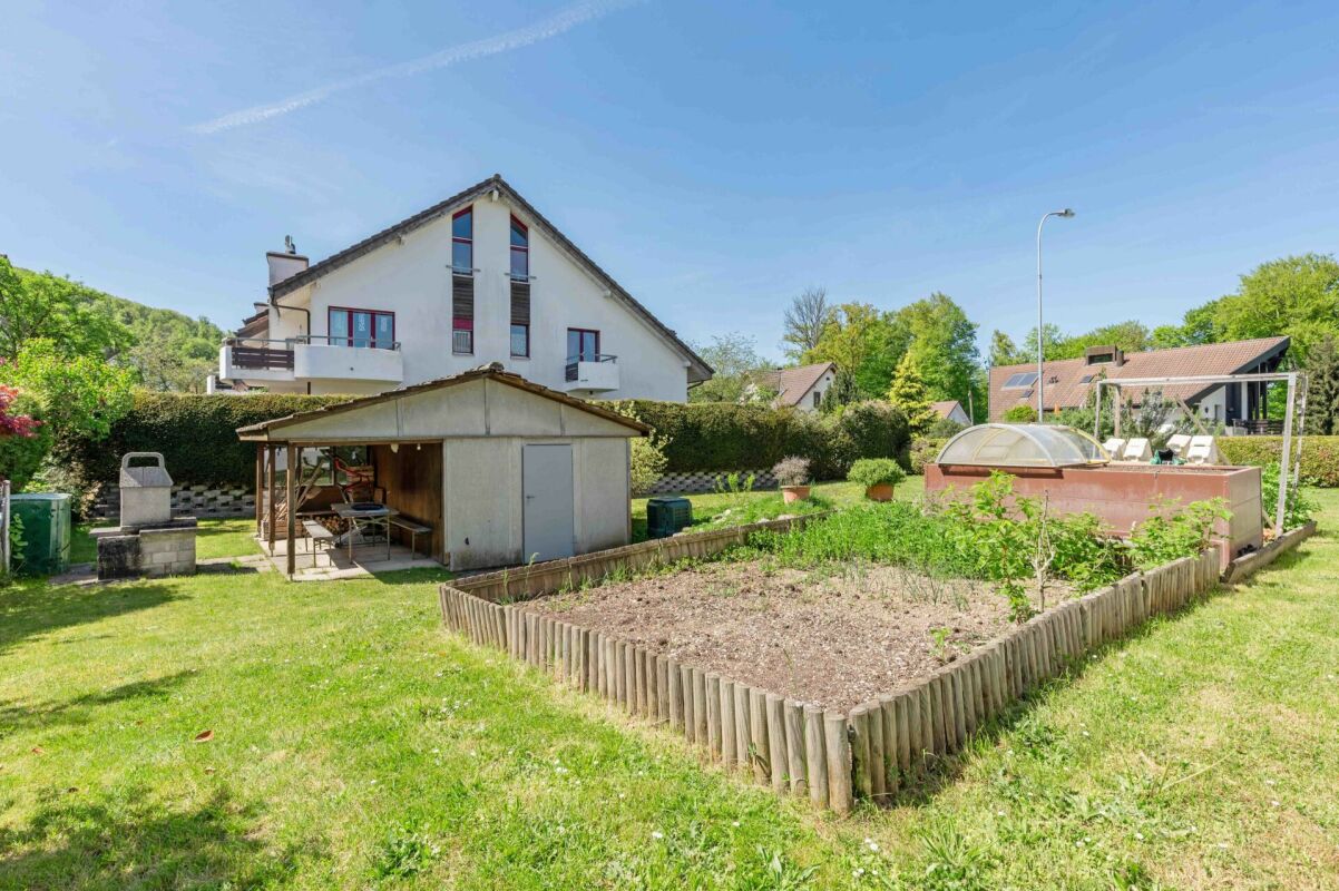 Großer Garten mit Haus, Nebengebäude und Gemüsebeet