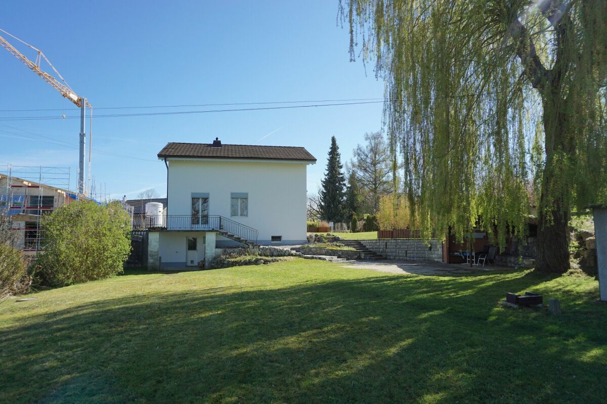 Gartenansicht eines Einfamilienhauses