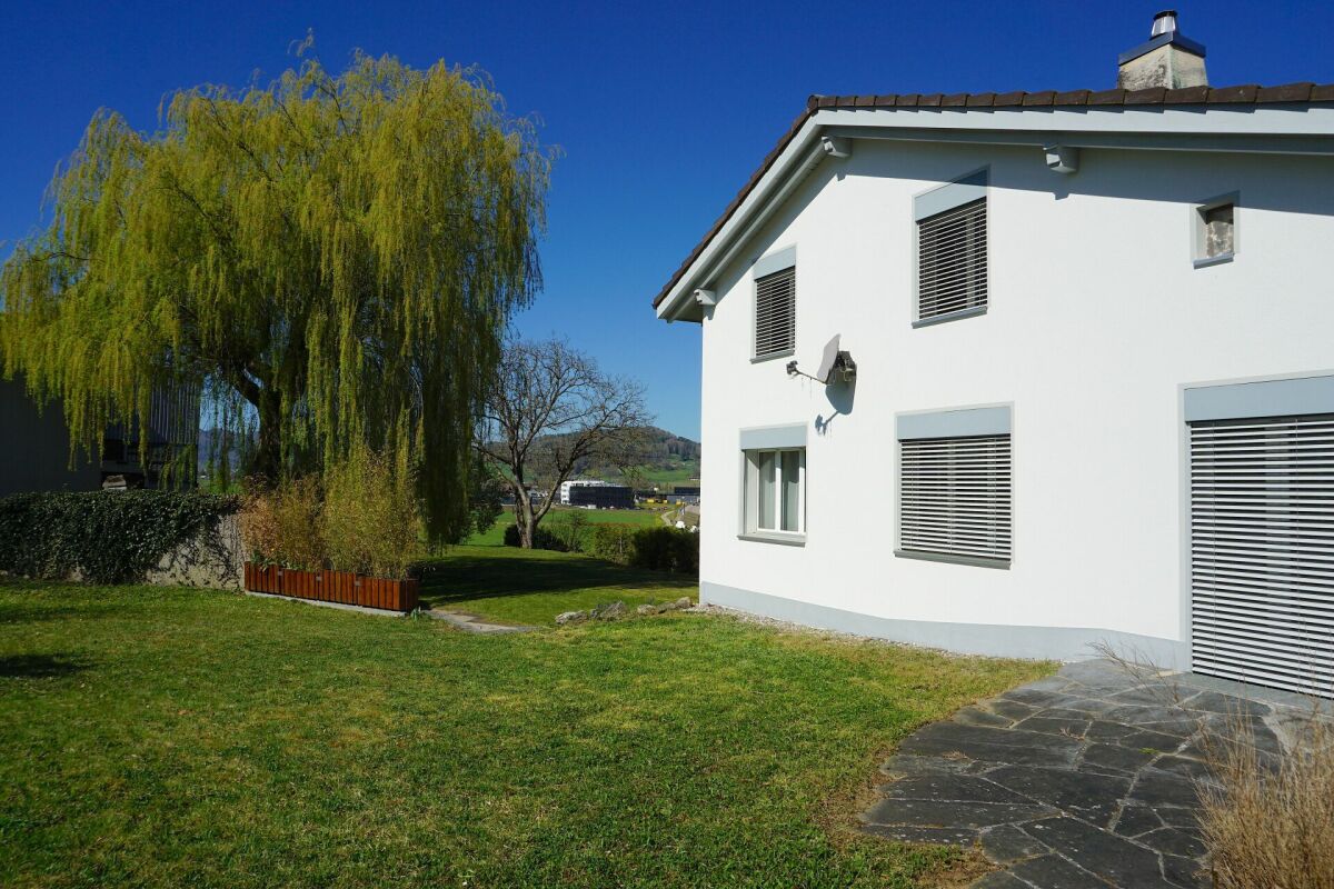 Wohnhaus mit Garten und Blick ins Grüne