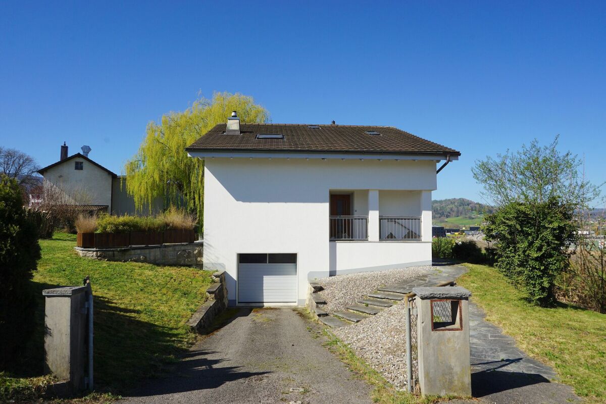 Freistehendes Einfamilienhaus mit Garten und Garage