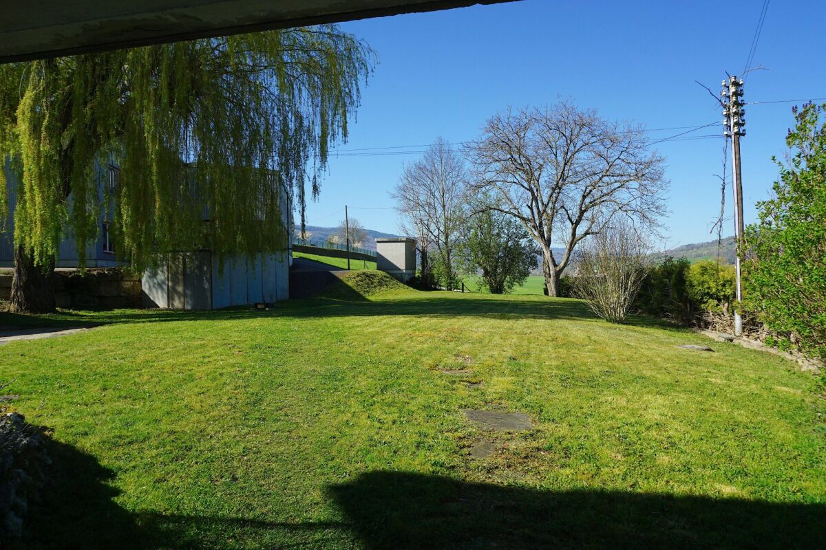 Garten mit Rasenfläche und Landschaftsblick