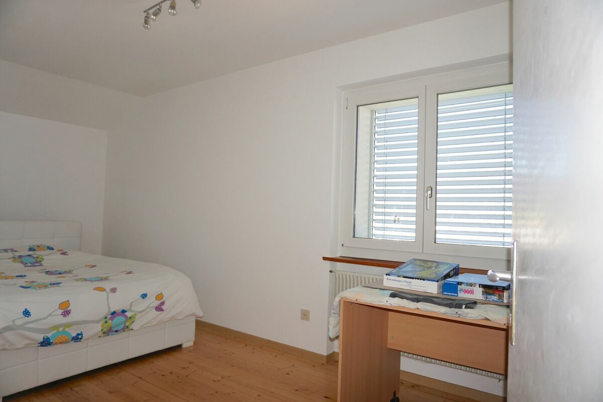 Schlafzimmer mit Bett und Schreibtisch