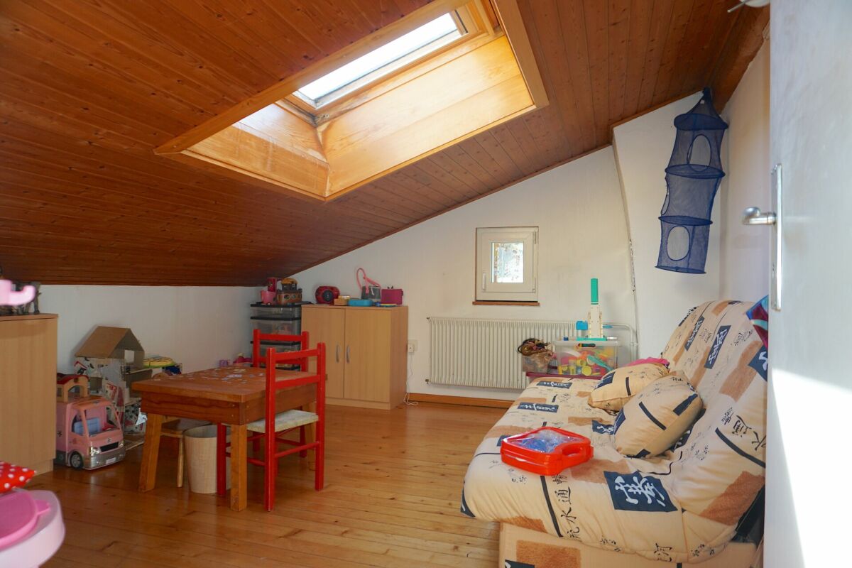 Dachgeschosszimmer mit Holzdecke und Spielbereich