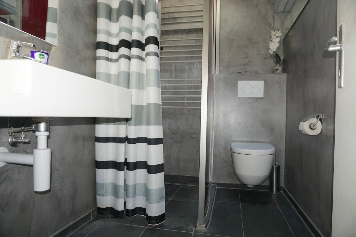 Modernes Badezimmer mit WC und Dusche