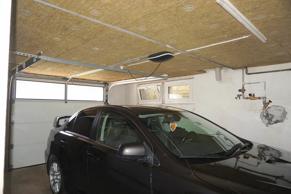 Garage mit geparktem Auto
