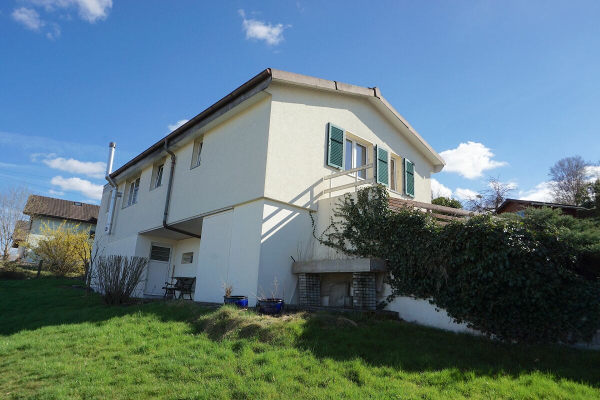 Wohnhaus mit Garten und Balkon