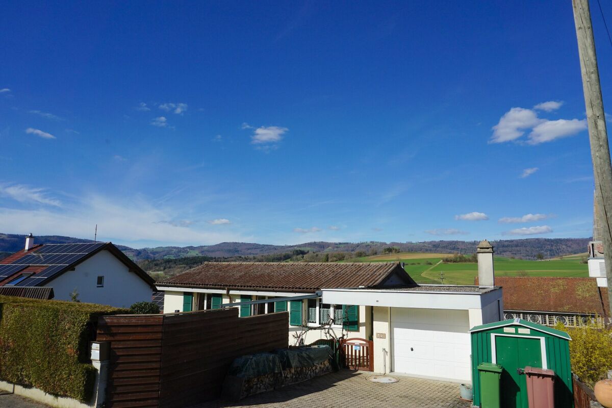 Ländliche Hausansicht mit Garage und Solarpanels