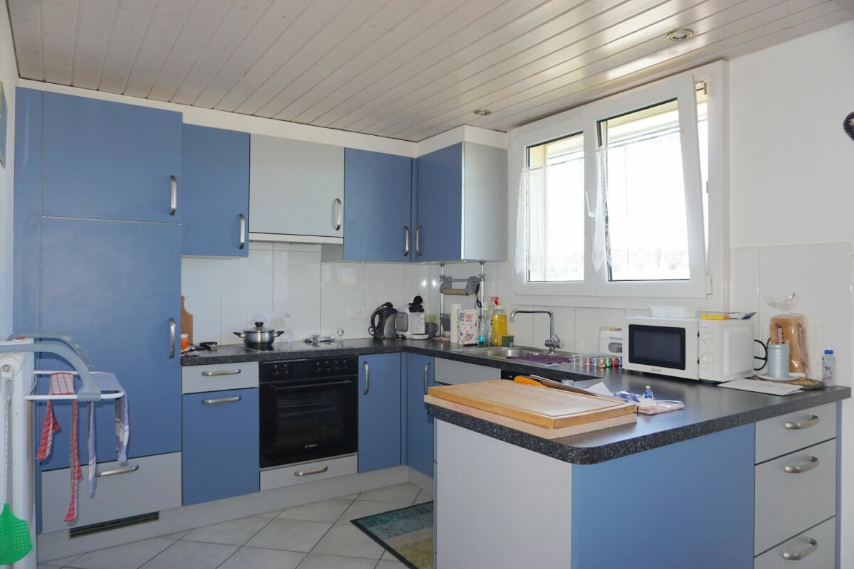 Küche mit blau-weißen Fronten