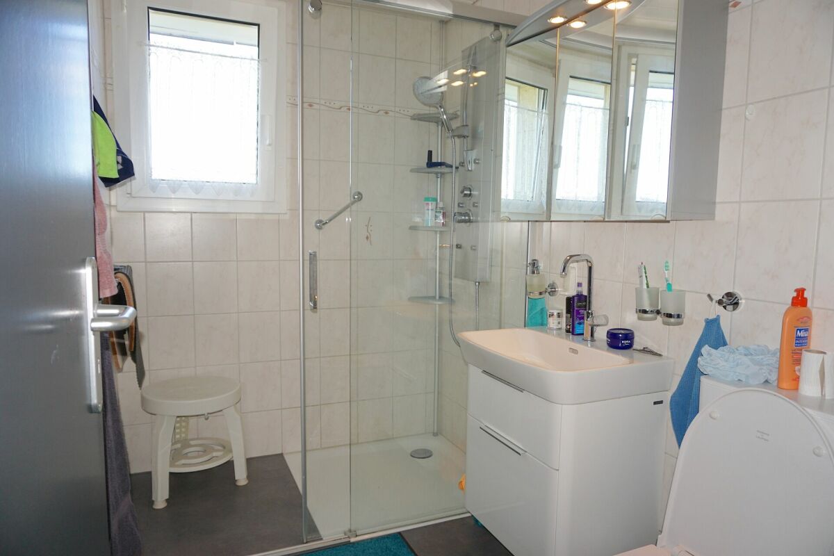 Badezimmer mit Dusche und Waschtisch