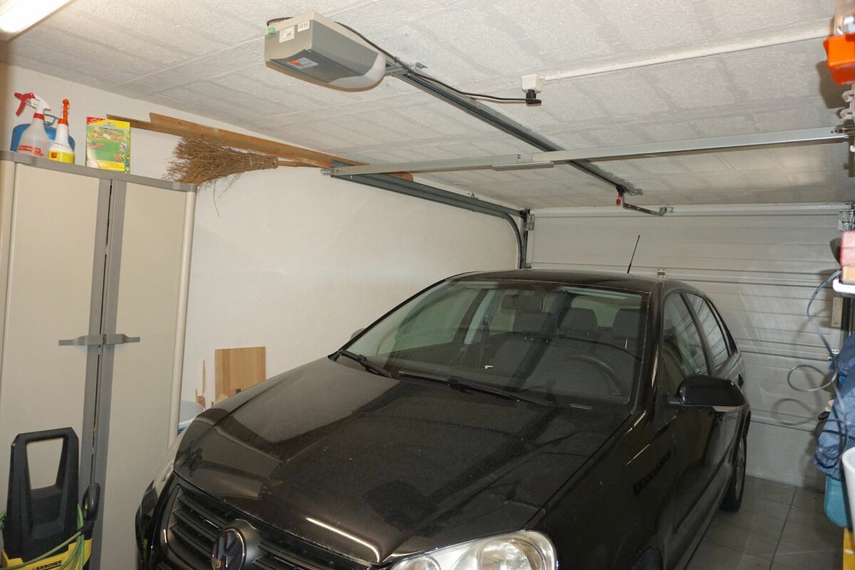Garage mit geparktem Auto