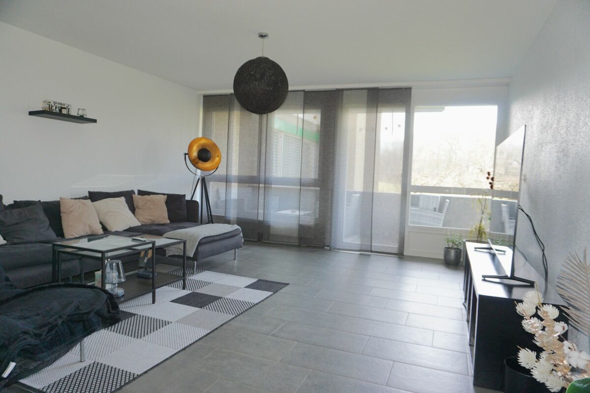 Modernes Wohnzimmer mit Balkonzugang