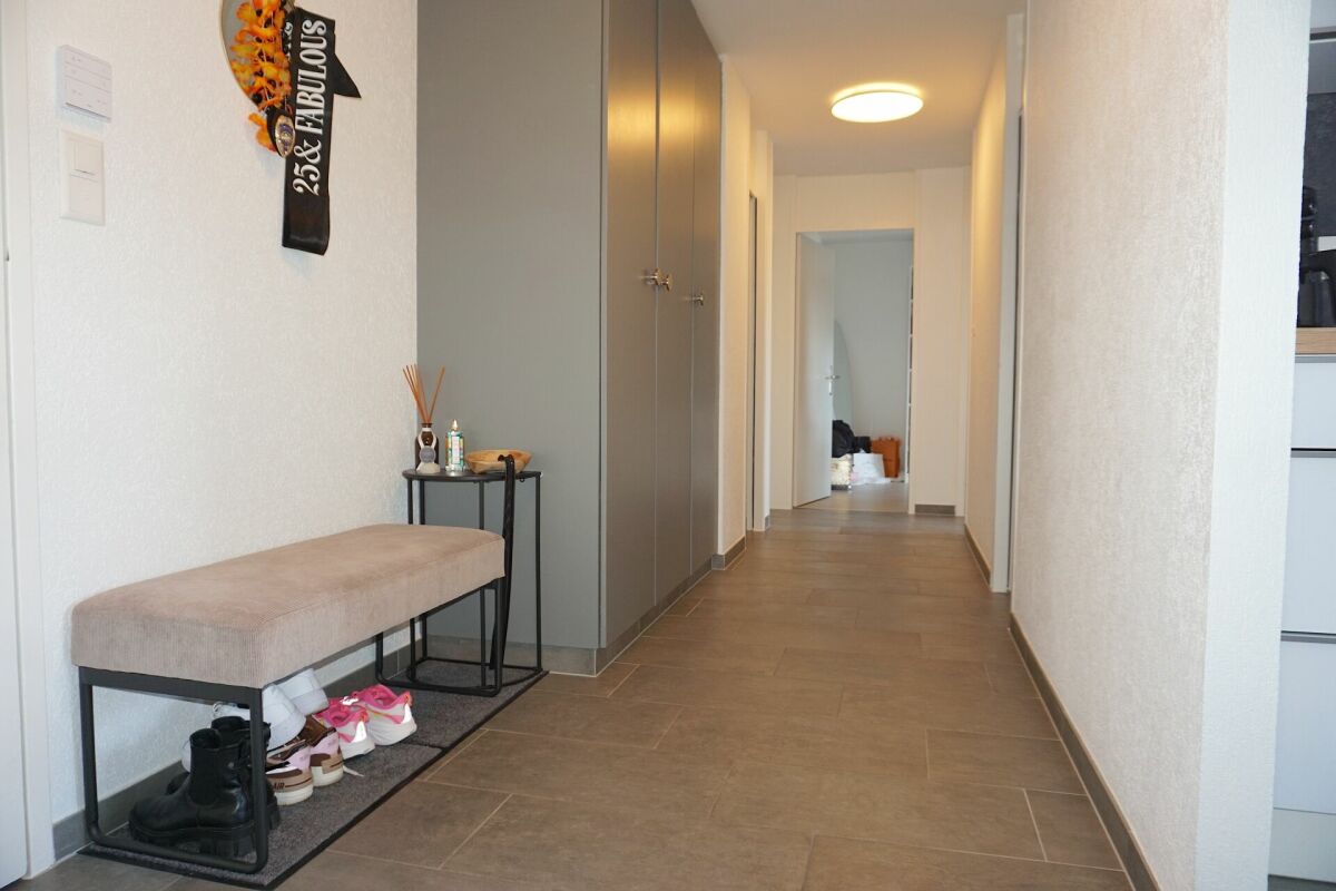 Flur mit Garderobe und Sitzbank