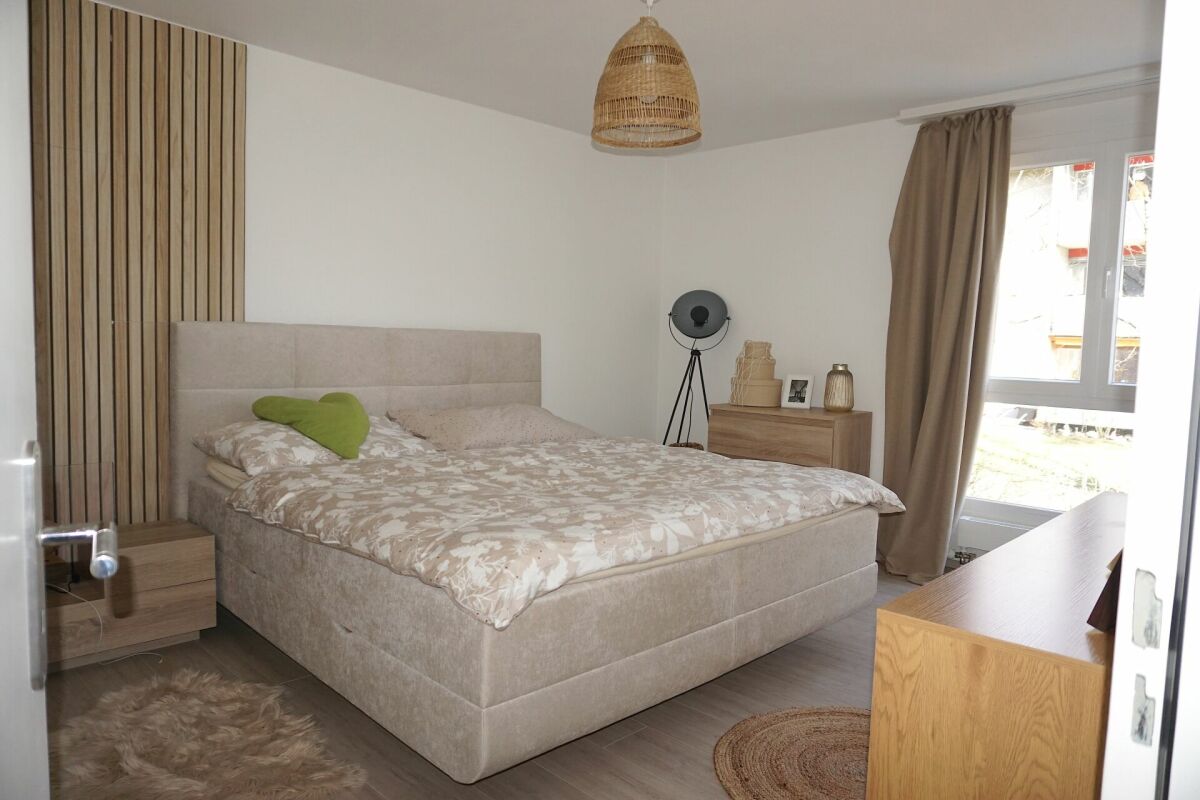 Schlafzimmer mit Naturtönen