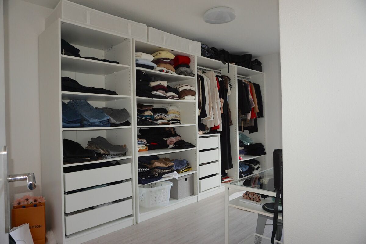 Ankleidezimmer mit offener Kleiderschrankwand