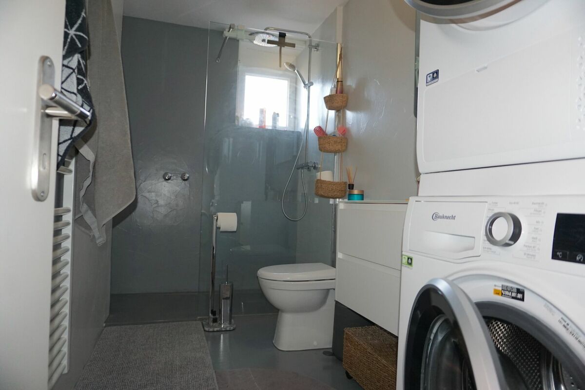 Kleines Badezimmer mit Hauswirtschaftsecke