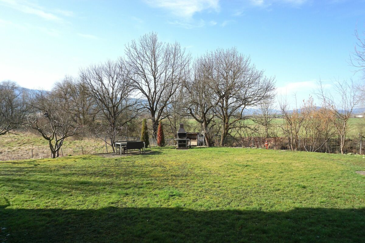 Großer Garten mit Grillplatz