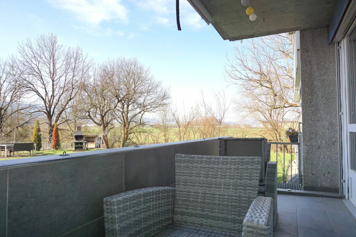 Balkon mit Sitzgruppe und Gartenblick