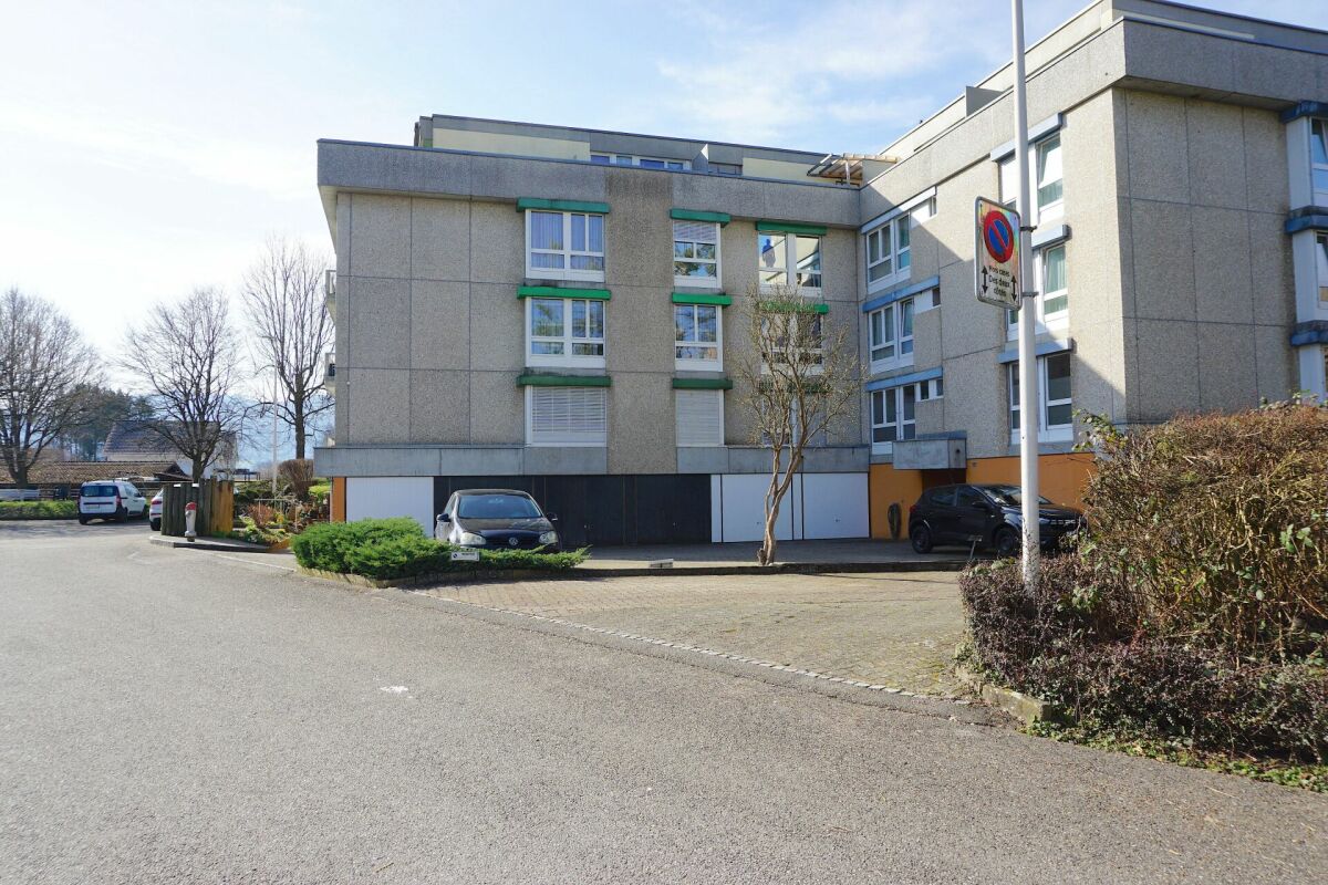 Mehrgeschossiges Wohngebäude von außen