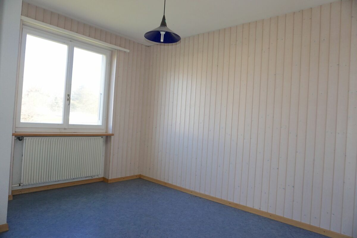 Leerer Raum mit Fenster und Heizkörper