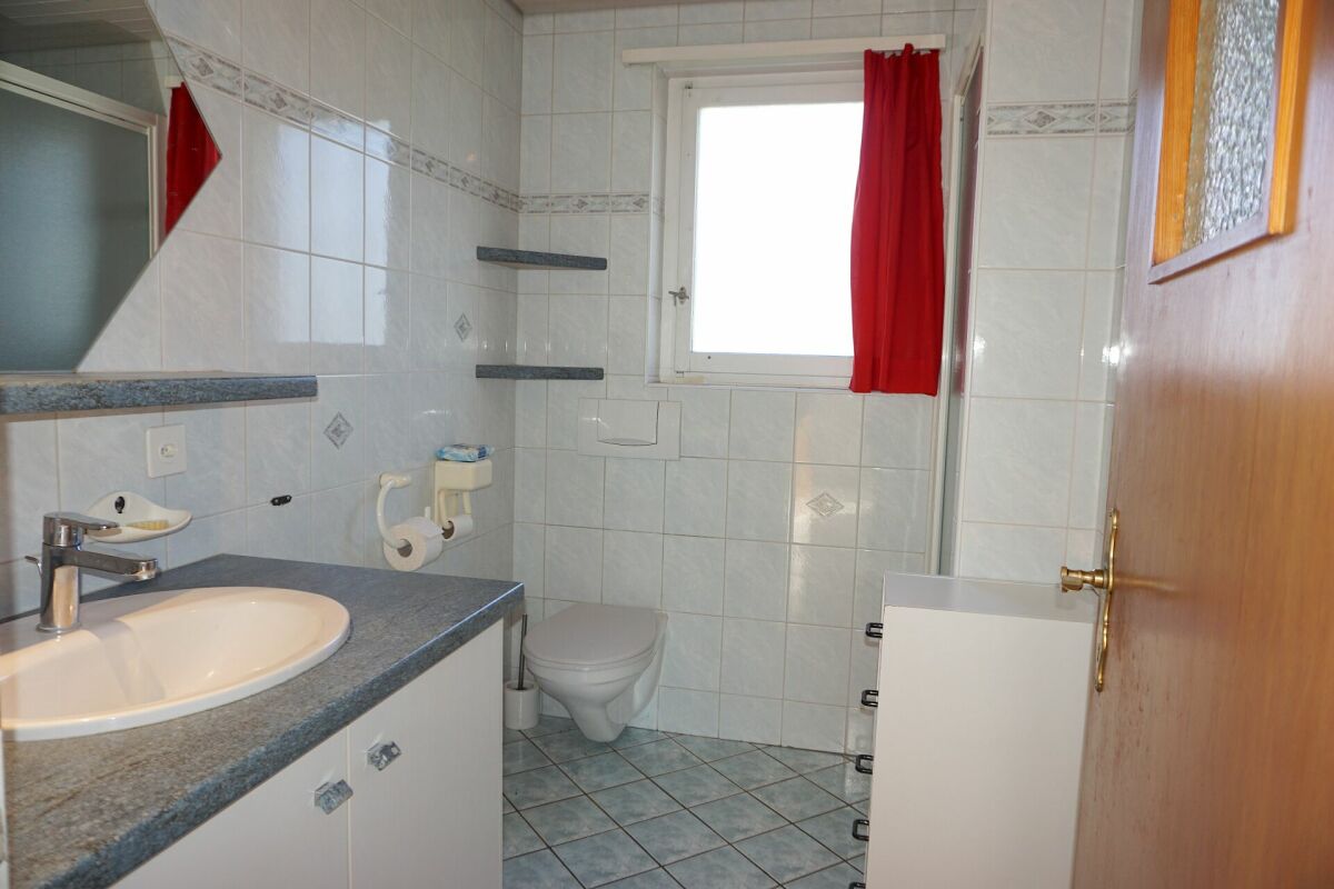Kleines WC mit Waschbecken