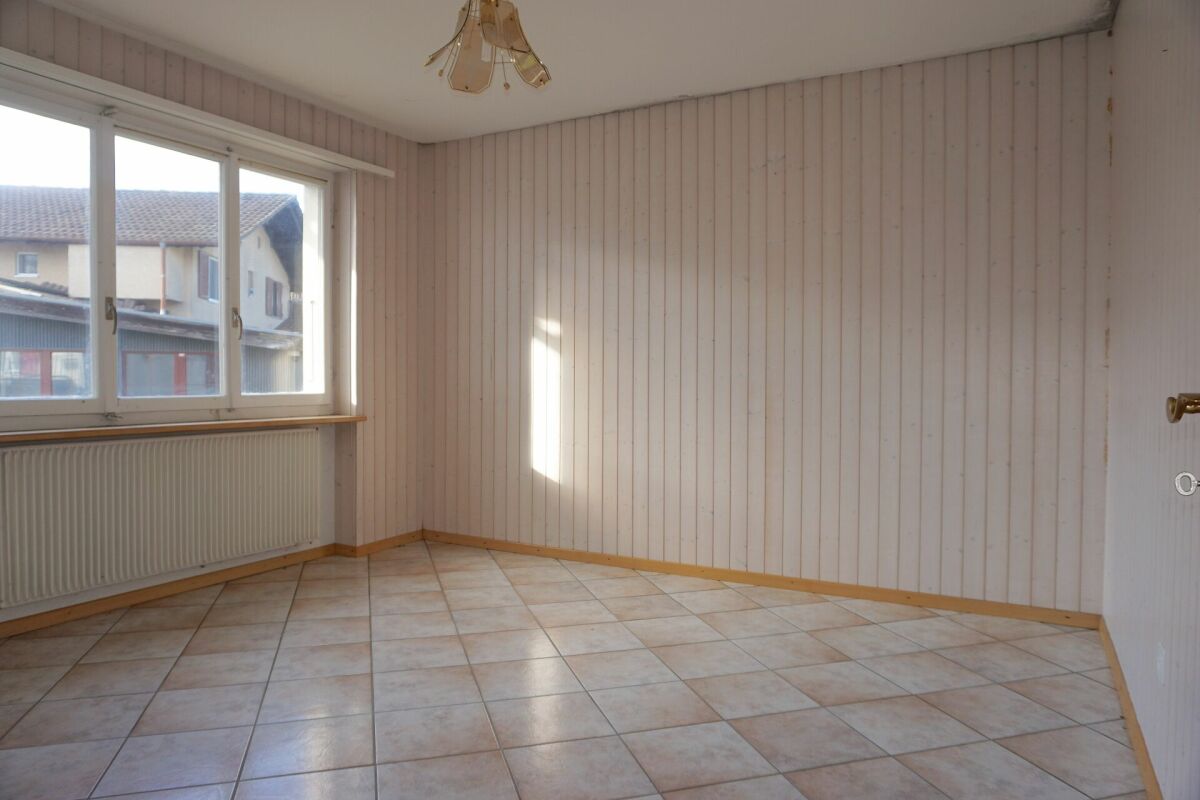 Leerer Raum mit Fliesenboden und Fenster