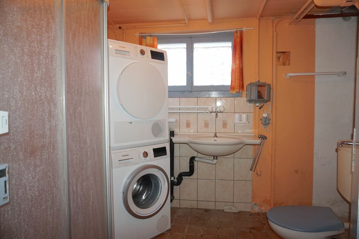 Hauswirtschaftsraum mit Badbereich