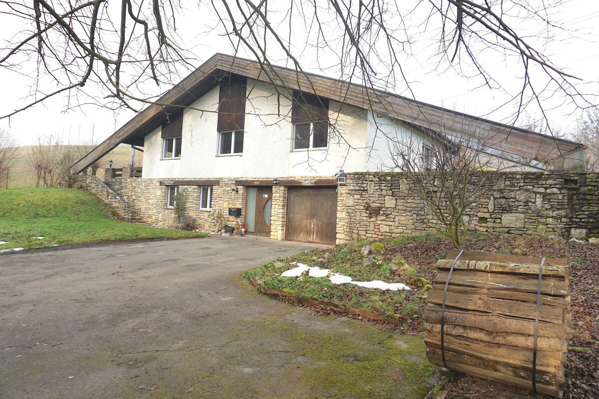 Ländliches Einfamilienhaus mit Natursteinfassade