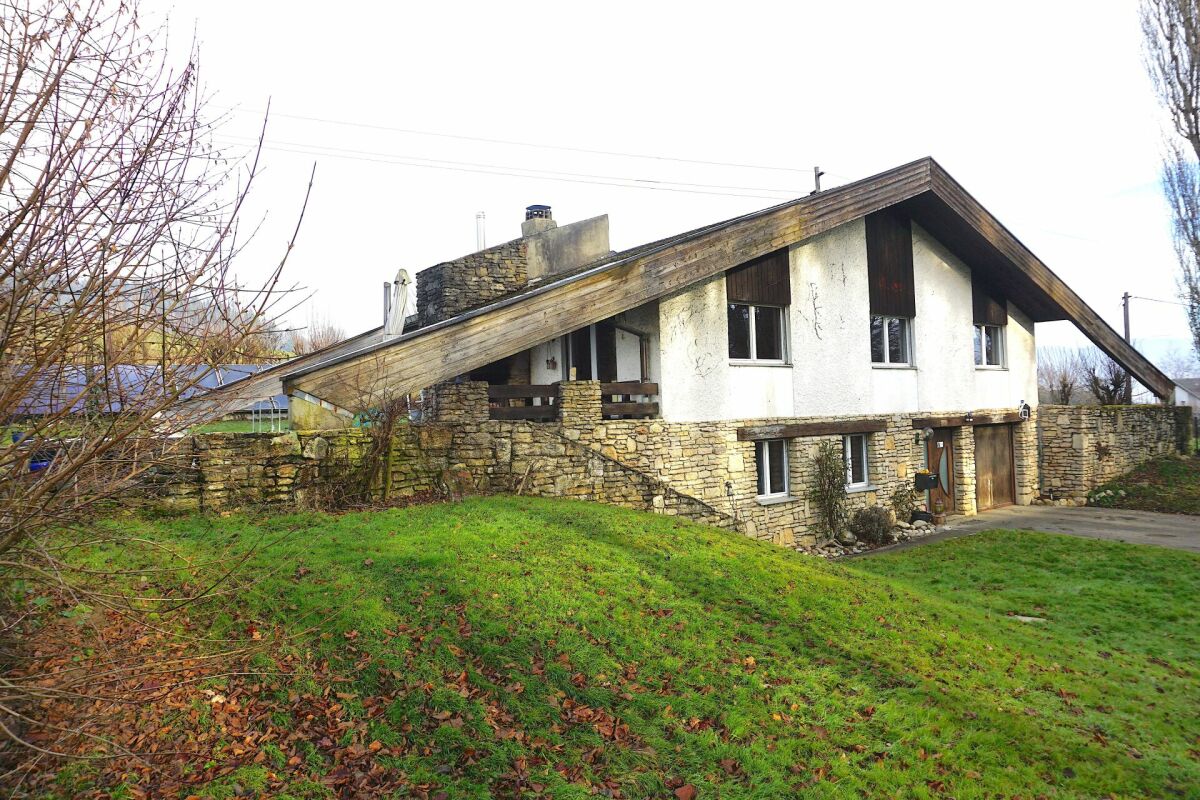 Hausansicht mit schrägem Satteldach und Natursteinfassade