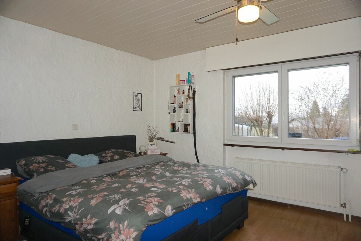 Schlafzimmer mit Doppelbett und Fenster