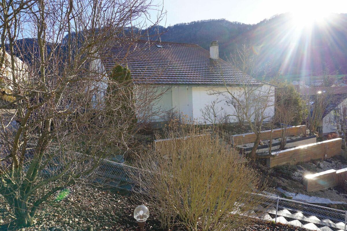 Außenansicht eines Wohnhauses mit Gartenhang