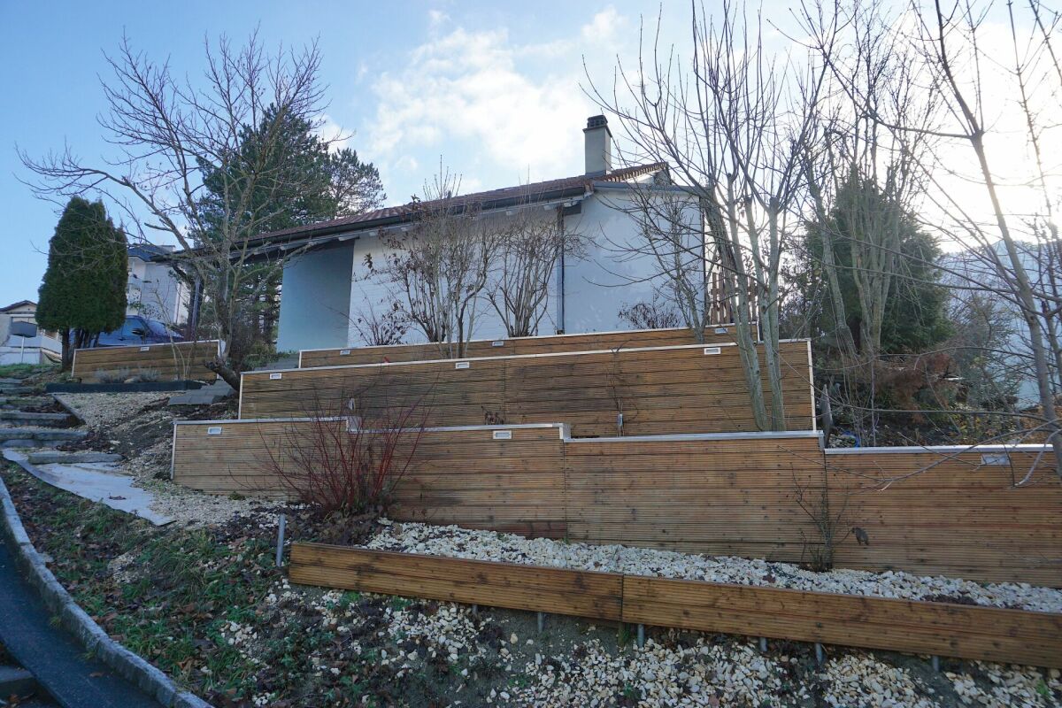 Außenansicht eines Hauses mit terrassiertem Vorgarten
