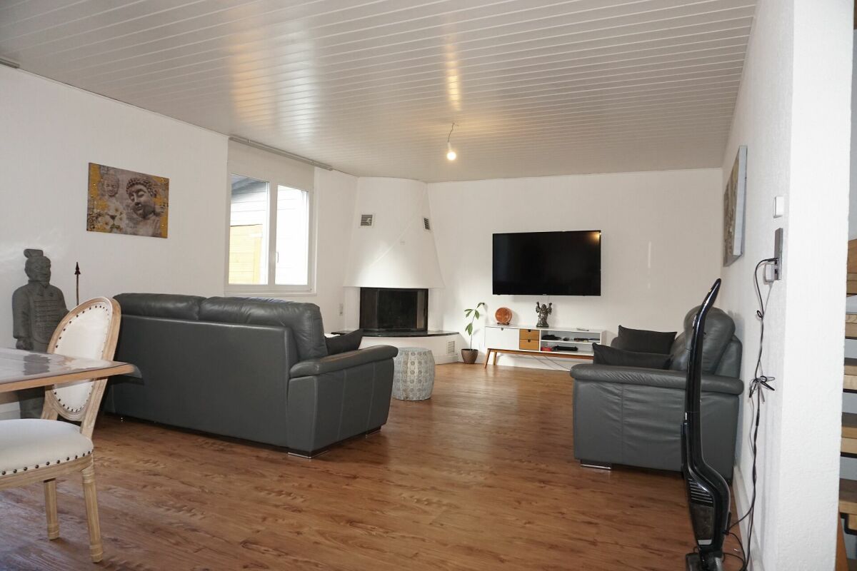 Wohnzimmer mit Kamin und TV