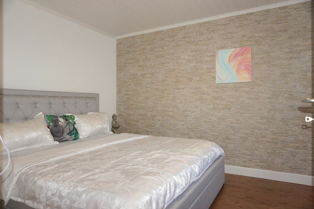 Schlafzimmer mit gepolstertem Bett