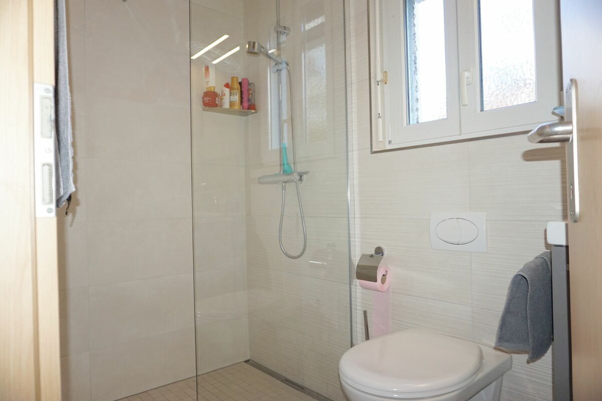 Modernes Duschbad mit WC