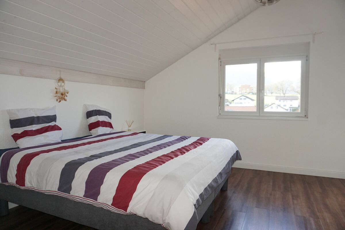 Helles Schlafzimmer mit Doppelbett