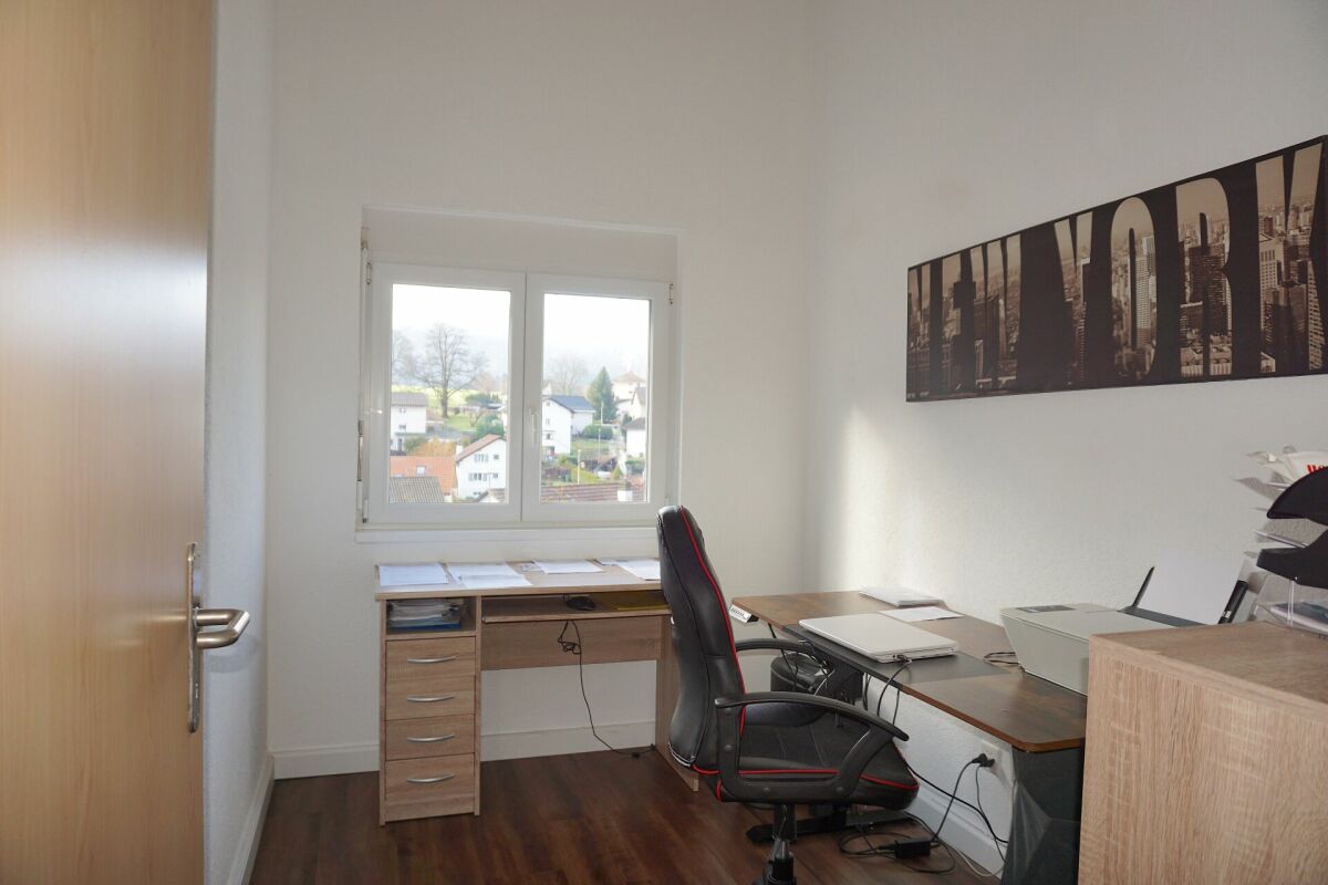 Arbeitszimmer mit Fensterblick
