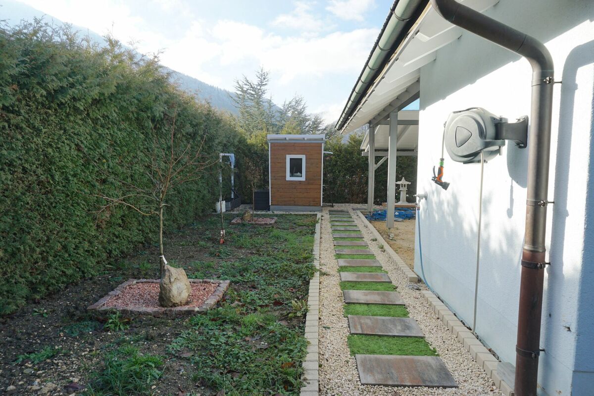 Außenansicht eines Gartens neben einem Haus