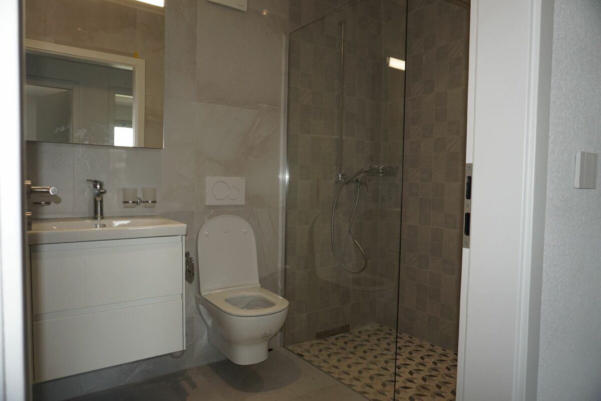 Modernes Badezimmer mit Dusche und WC