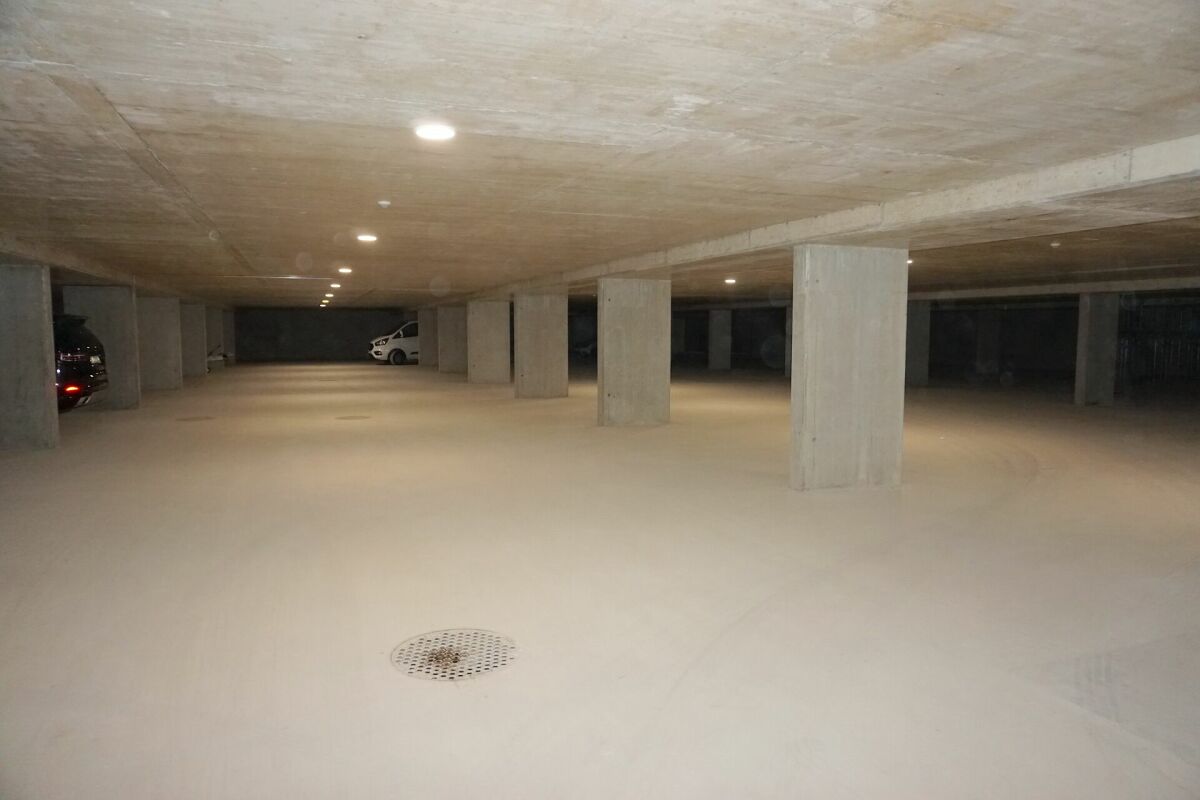 Tiefgarage mit Betonstützen