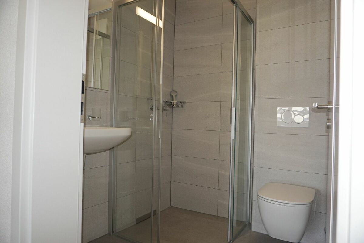 Modernes Bad mit Dusche und WC